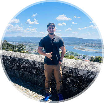 Foto de Henrique Rocha
        Sorrindo,usando camiseta verde,fundo na rua com árvores e o céu azul.